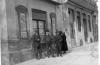 Tres homes davant la botiga de Manuel Sendra