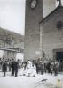 Festa Major de Sant Isidre. Imatge del sant portada per feligresos a la plaça de l'Església