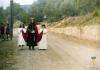 Tres nenes que representen Santa Llúcia i les cardenales el dia de la Santa