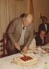 El Molt Honorable President Josep Tarradellas tallant el pastís commemoratiu de la seva visita a Cervelló i  la Palma