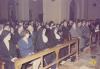 Assistents a la celebració d'una missa a l'església de Santa Maria