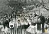 Grup de caramelles infantil amb mossèn Ignasi Vilanova i Esteve Fisas