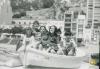 Infants en una barca a la vora del mar