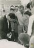 Fernando Olivella Pons, jugador del Futbol Club Barcelona, signant un autògraf durant la inauguració del nou camp de futbol de la Palma de Cervelló