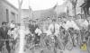 Grup de joves en bicicleta i amb banderins per anar a rebre el bisbe de Barcelona, el Dr. Jubany