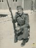 Jaume Balasch vestit de soldat i amb fusell