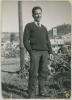 Jaume Balasch Pi a l'hort, amb el poble de la Palma al darrera