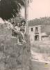 Patrocinio Pérez amb les seves filles a la terrassa de l'Aliança Palmarenca, amb la casa del número 104 de l'avinguda Catalunya al darrera
