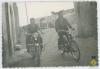 Antonio Busquet i el seu pare Pere Busquet en dues motos al començament del carrer Sant Isidre