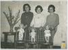 Tres dones joves amb tres nines que els van regalar les seves parelles un dia de Reis