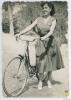 Retrat de Teresa Díaz Benete amb la seva bicicleta