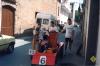 Grup de joves al carrer Sant Isidre durant la baixada de trastos de Festa Major